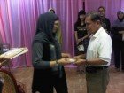 Dewi Hastuty Sjarief menyerahkan Buku 9 Pengakuan kepada Ayahanda Syarifuddin Pasmar